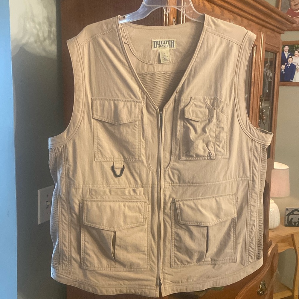 Nwot Mens Deluth Trading  post, tactical vest, size large .